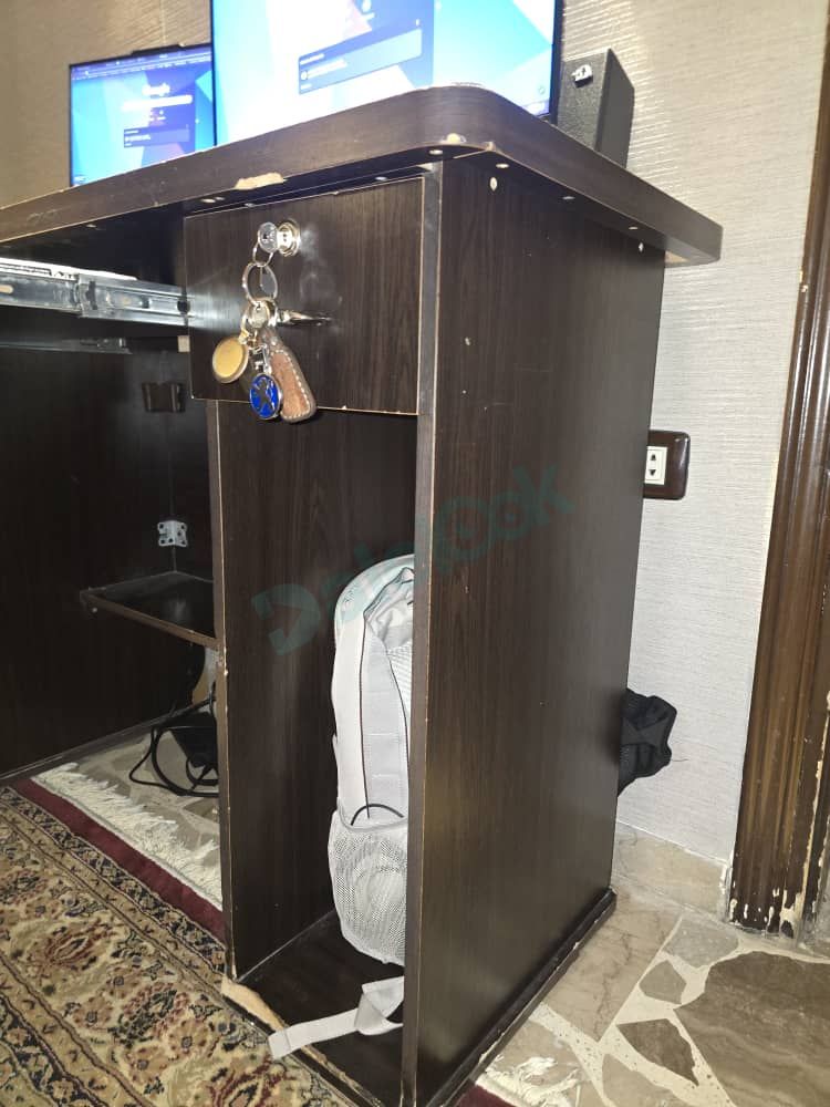 طاولة مكتبية للبيع