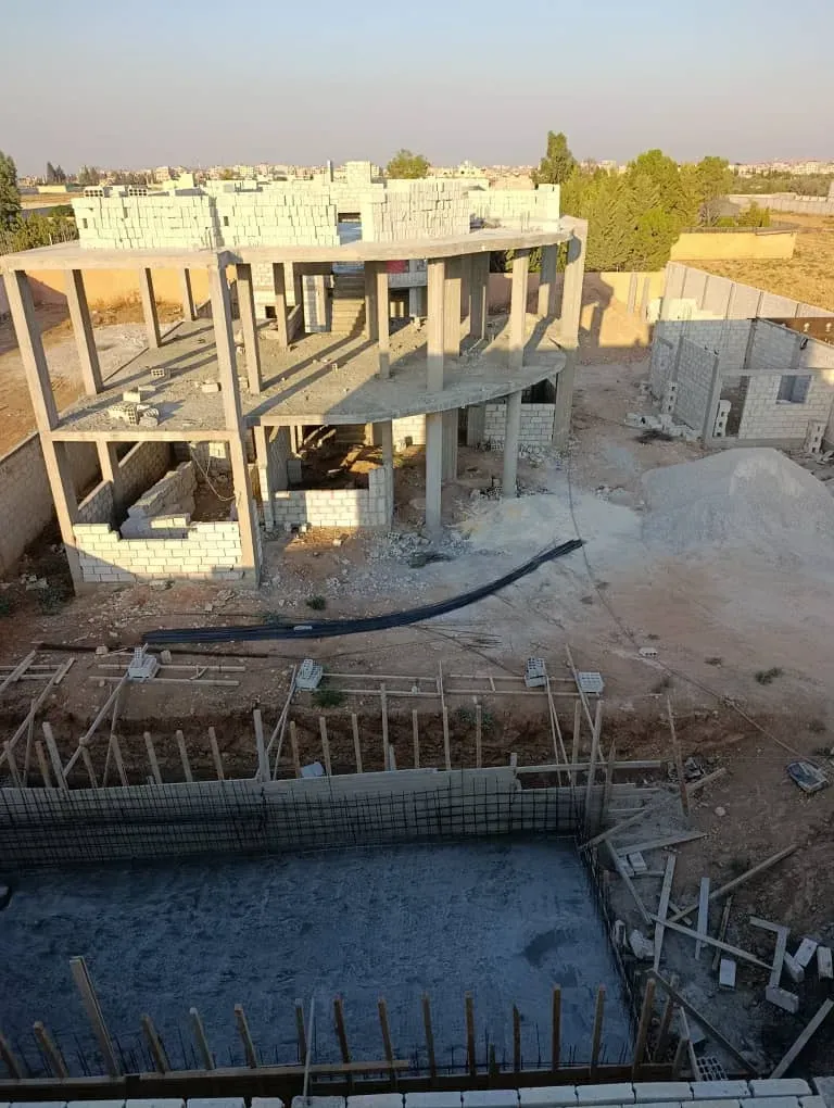 أرض للبيع بمساحة 875م٢ مشيد عليها بناء مؤلف من طابقين مساحته 320 م٢