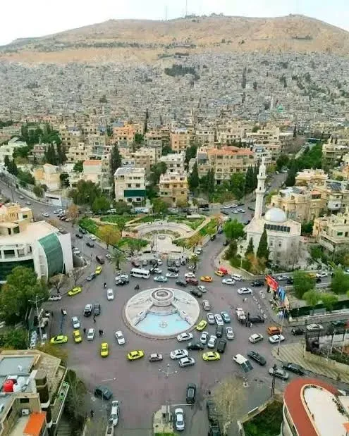 بناء كامل للبيع في الروضة شارع المعرّي
