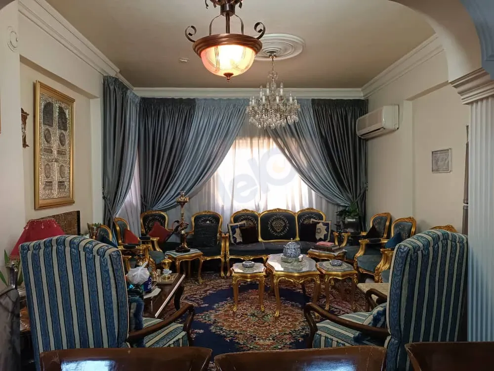 للبيع شقة مع العفش في مساكن برزة