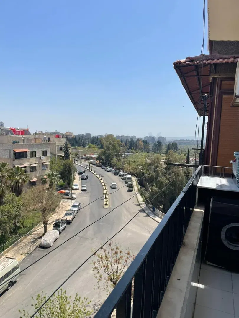 شقة للبيع بإطلالة على جبل قاسيون