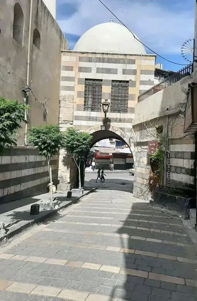 للبيع محل في القنوات على الشارع العام