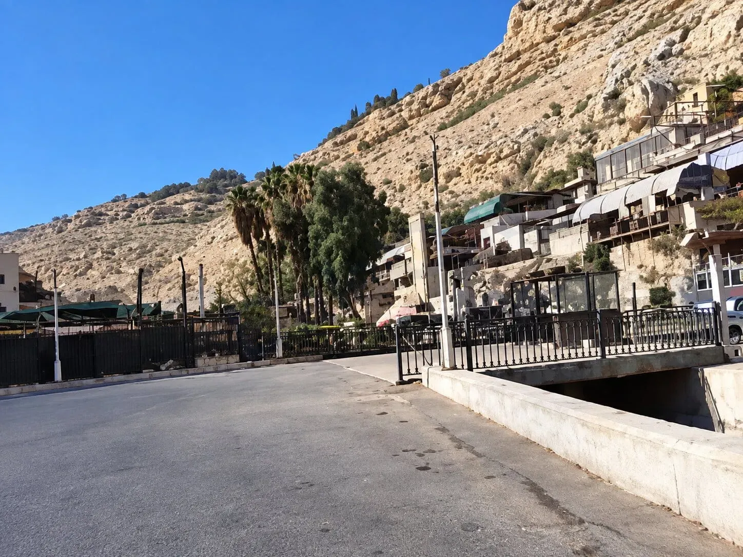 للبيع أرض دنمين في الربوة بجانب الشعار