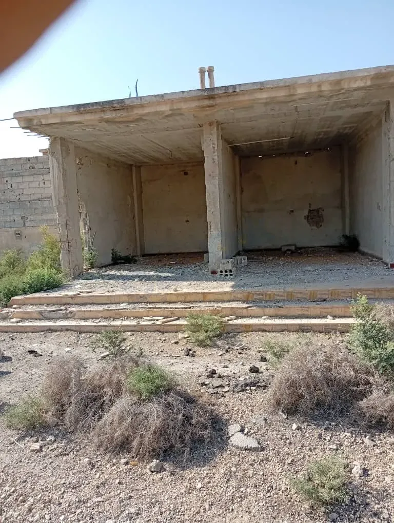 للبيع أرض فيها شقة و محلات للبيع في عدرا