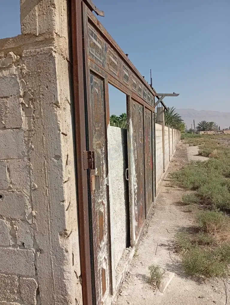 للبيع أرض فيها شقة و محلات للبيع في عدرا