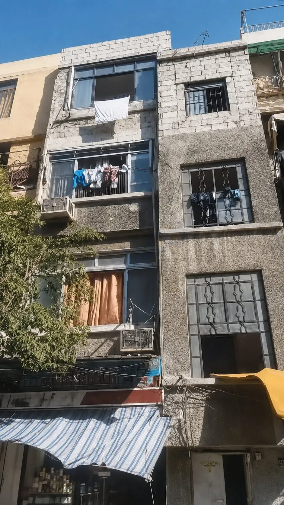للبيع بناء كامل مع محل تجاري في مساكن برزة
