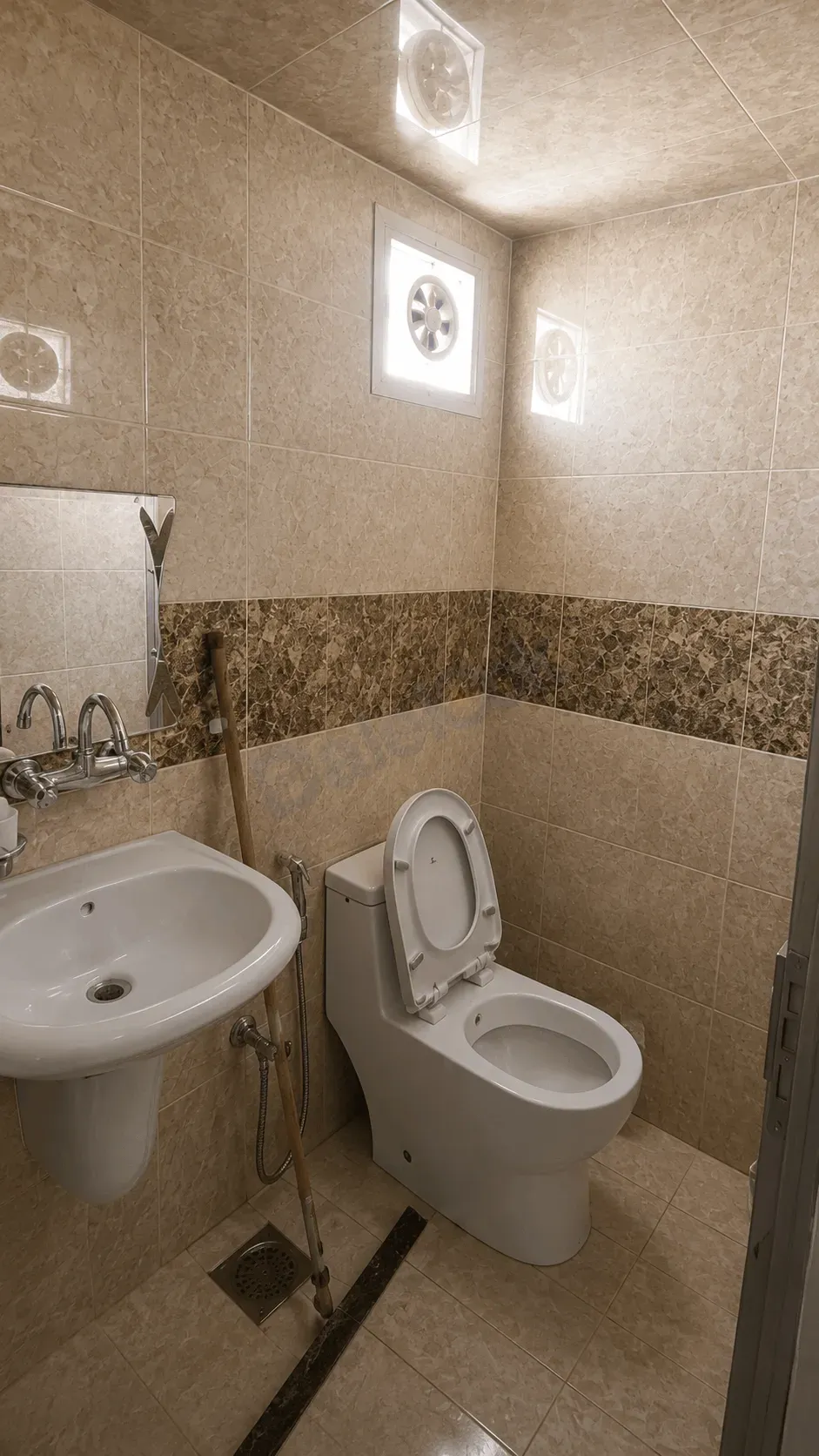 uploads/advertisements/images/للبيع_بيت_في_بيت_سحم__5_-1783103152823.webp