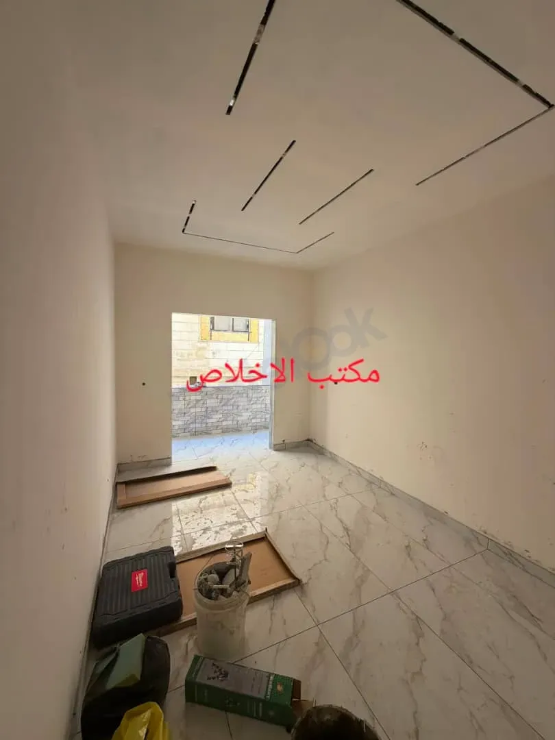 للبيع ثلاث شقق قيد التشطيب ببيت سحم