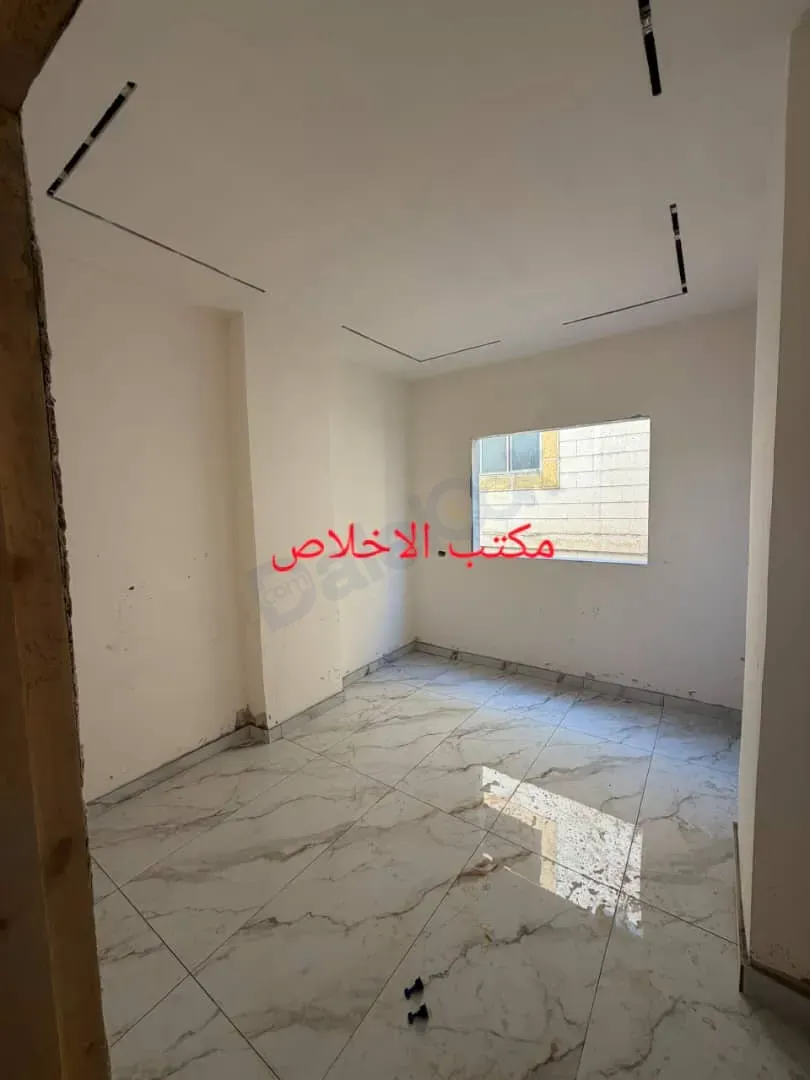 uploads/advertisements/images/للبيع_ثلاث_شقق_قيد_التشطيب_ببيت_سحم__5_-1783368463064.webp