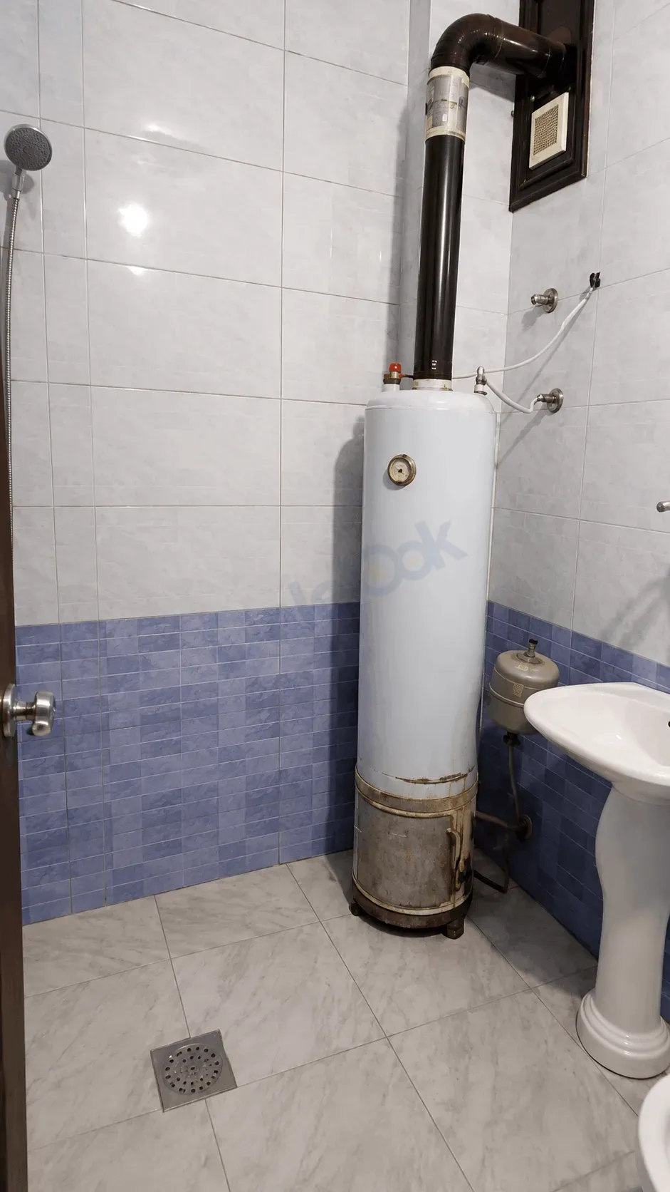 uploads/advertisements/images/للبيع_شقة_أول_طريق_جمرايا__1_-1782496438762.webp