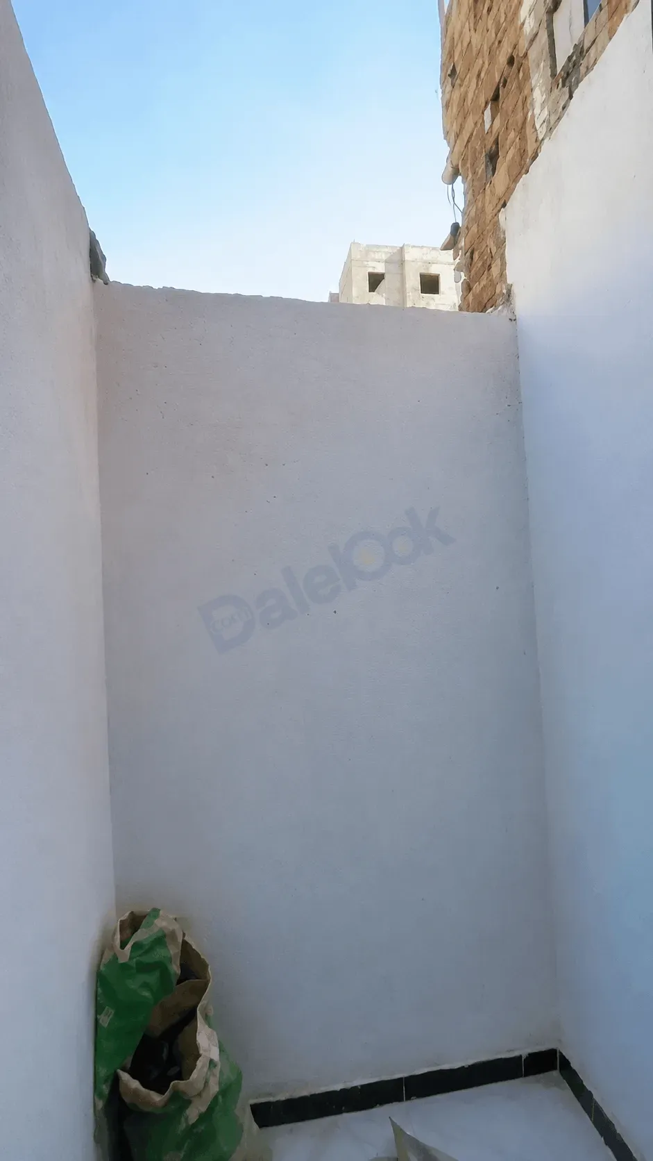 للبيع شقة إكساء جيد في عين ترما