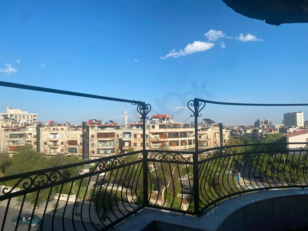 للبيع شقة سكنية بإطلالة مميزة في الميسات