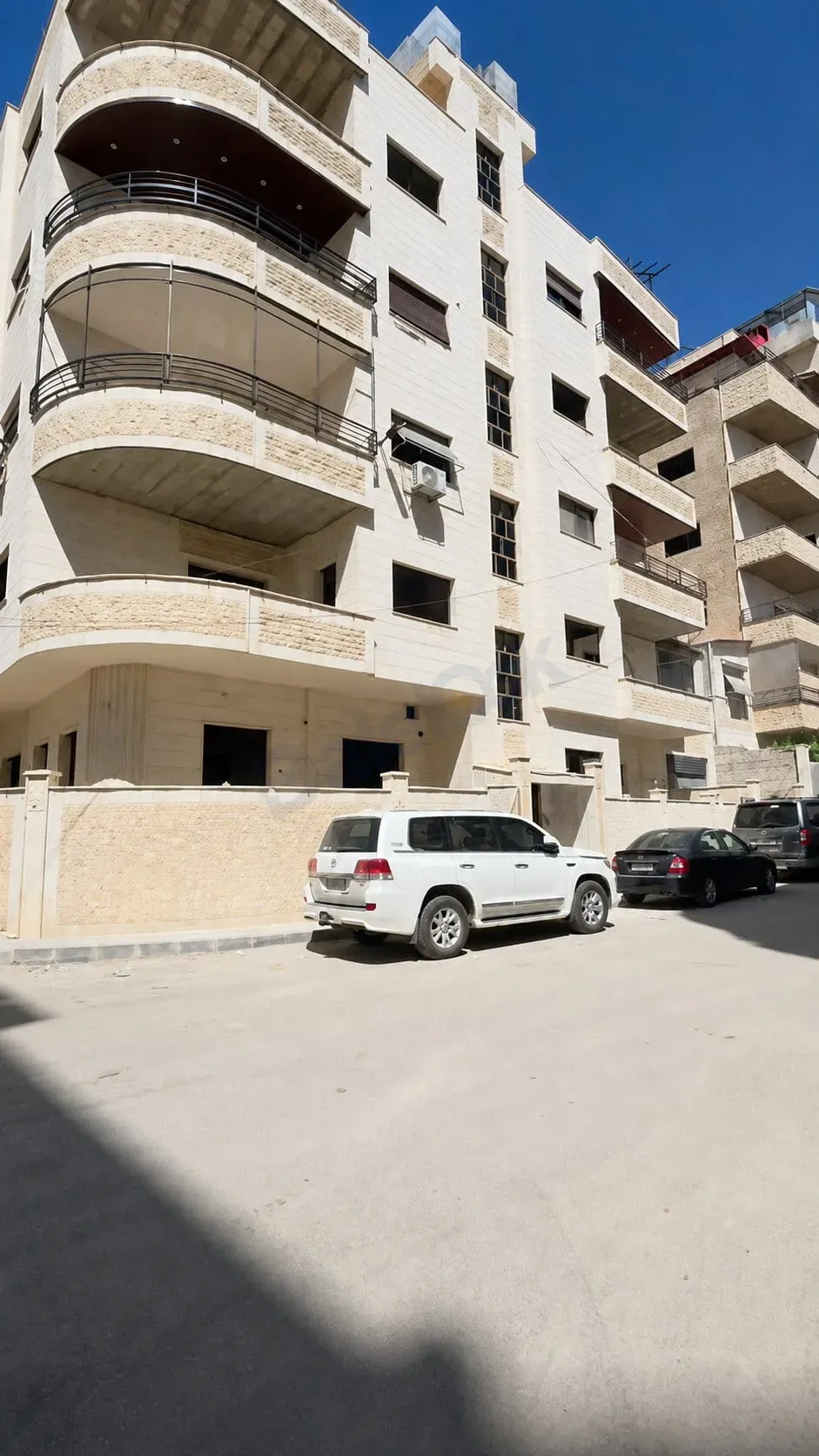 للبيع شقة عضم في جديدة عرطوز أول السلالم