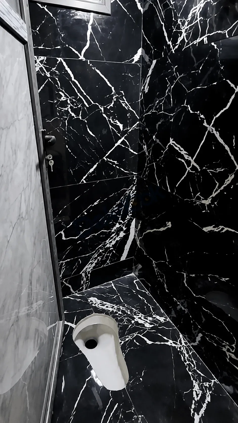 uploads/advertisements/images/للبيع_شقة_فاخرة_في_الهامة___ساحة_السكة__15_-1784653618075.webp