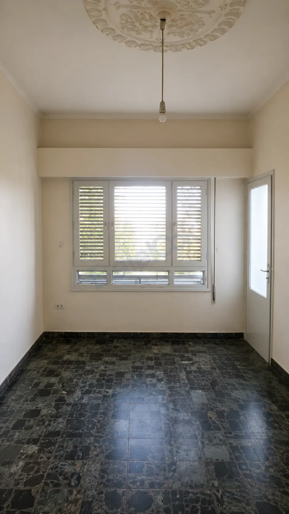 For sale Apartment in the trade overlooking the duck garden