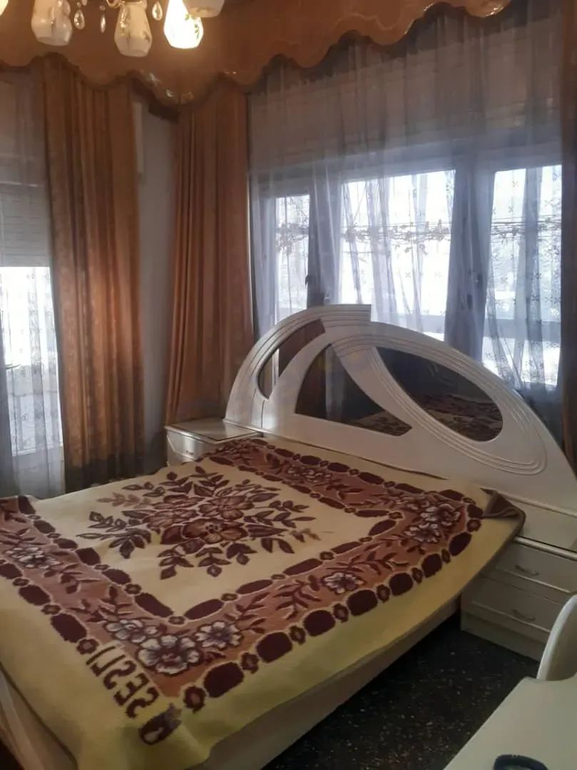 للبيع شقة في المزرعة خلف جامع الإيمان