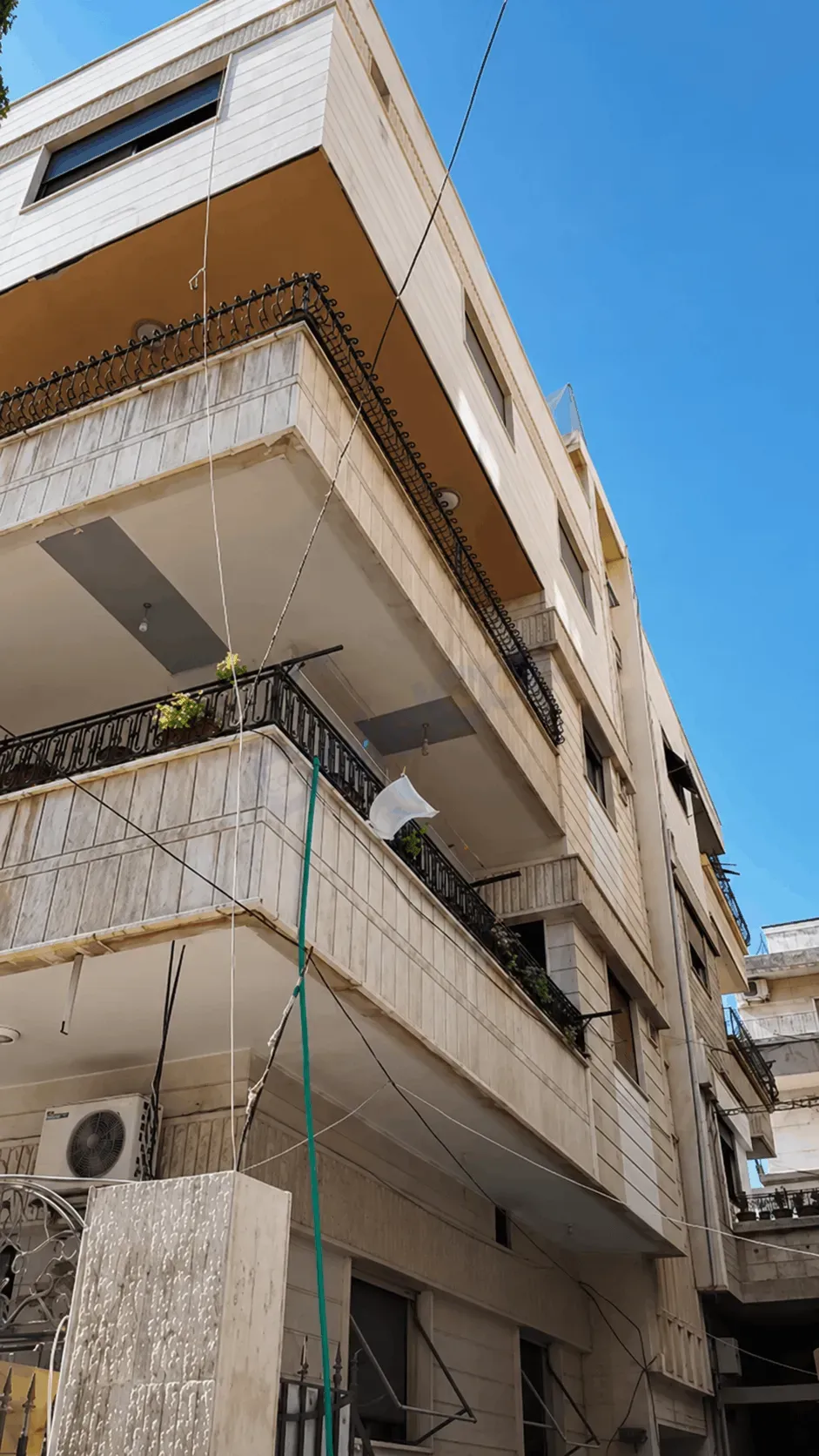 للبيع شقة في جديدة عرطوز السكن الأول