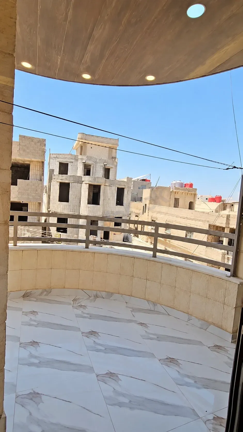 للبيع شقة في صحنايا الكورنيش الغربي