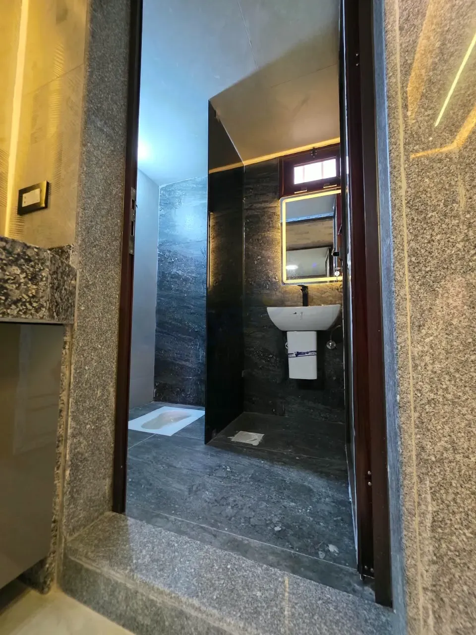 uploads/advertisements/images/للبيع_شقة_في_معضمية_الشام_سكن_أول__10_-1787863481255.webp