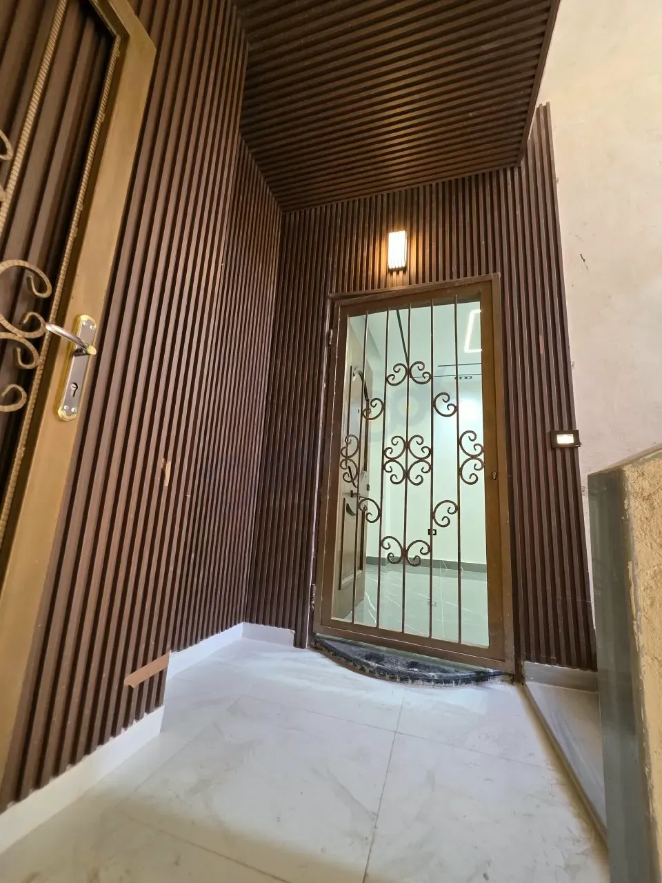 For sale apartment in Muadamiyat Al-Sham, first residence
