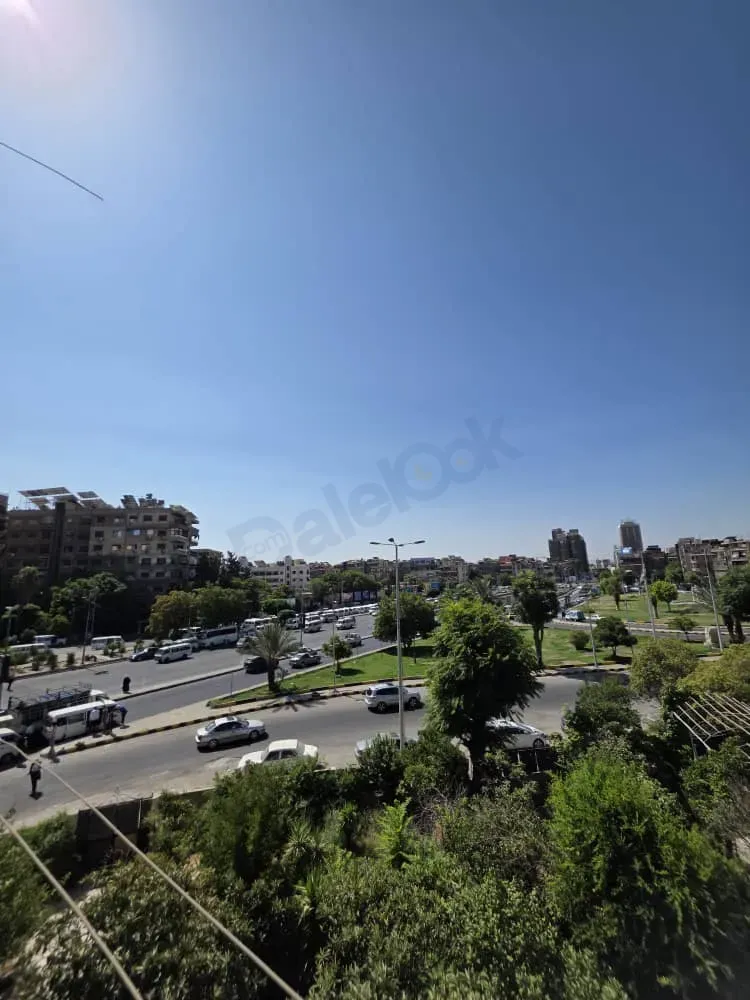 للبيع شقة في منطقة المزرعة جانب جامع الإيمان