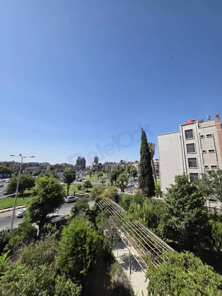 للبيع شقة في منطقة المزرعة جانب جامع الإيمان