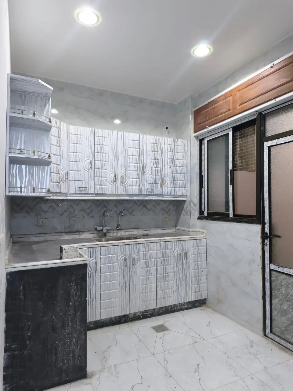 uploads/advertisements/images/للبيع_شقة_كسوة_سوبر_في_حرستا_حي_كرم_الطلعة__2_-1792343824672.webp