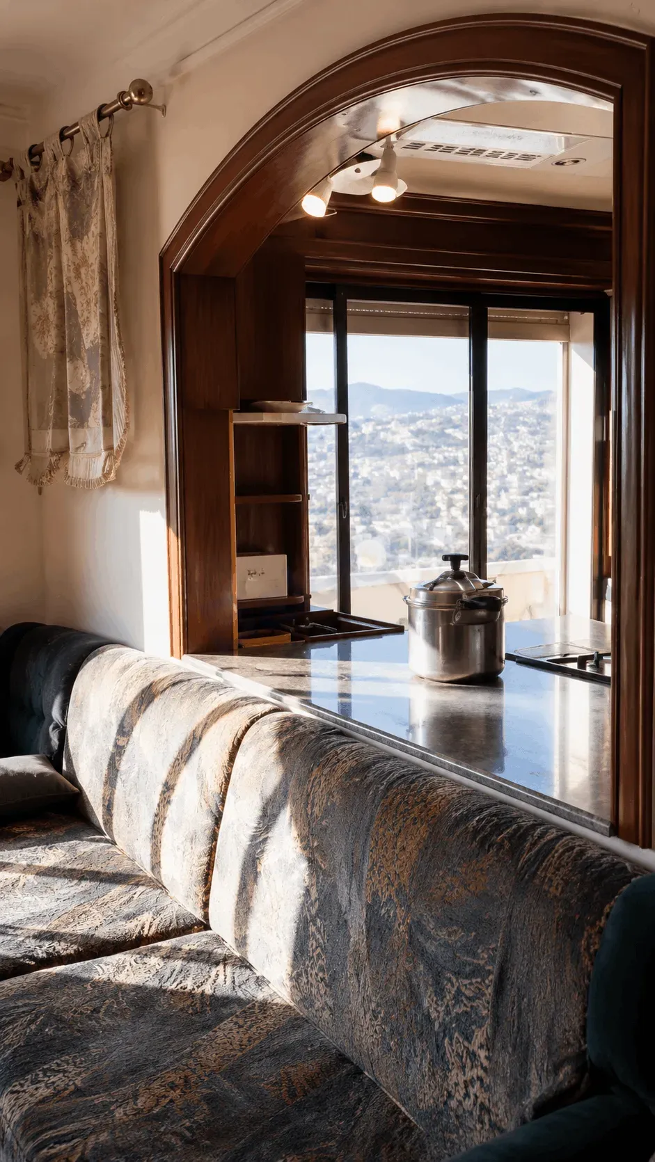 uploads/advertisements/images/للبيع_شقة_مع_الفرش_في_العمارة__11_-1783458509683.webp