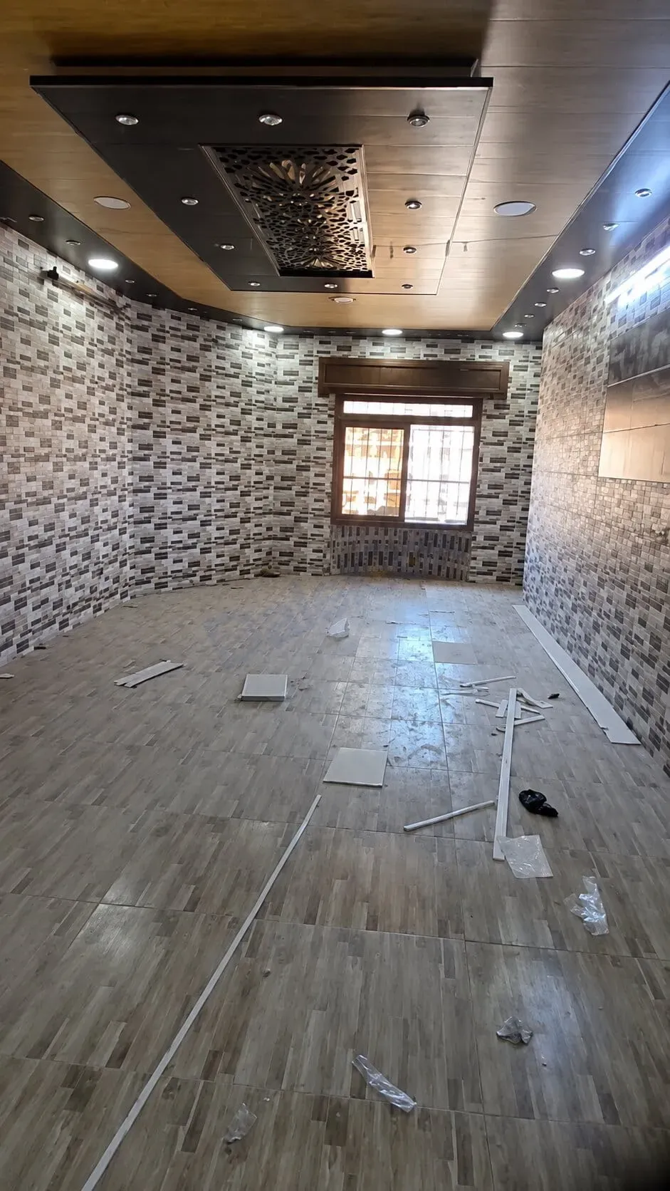 للبيع شقة مع سطح خاص في الهامة