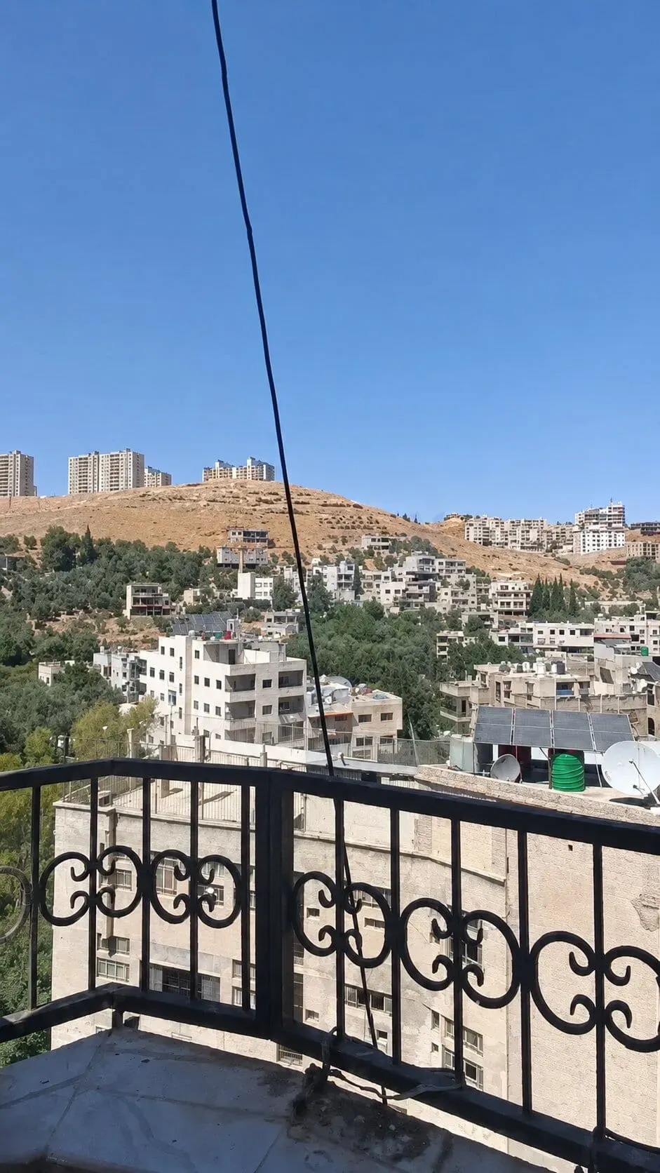 للبيع شقة مع سطح خاص في الهامة