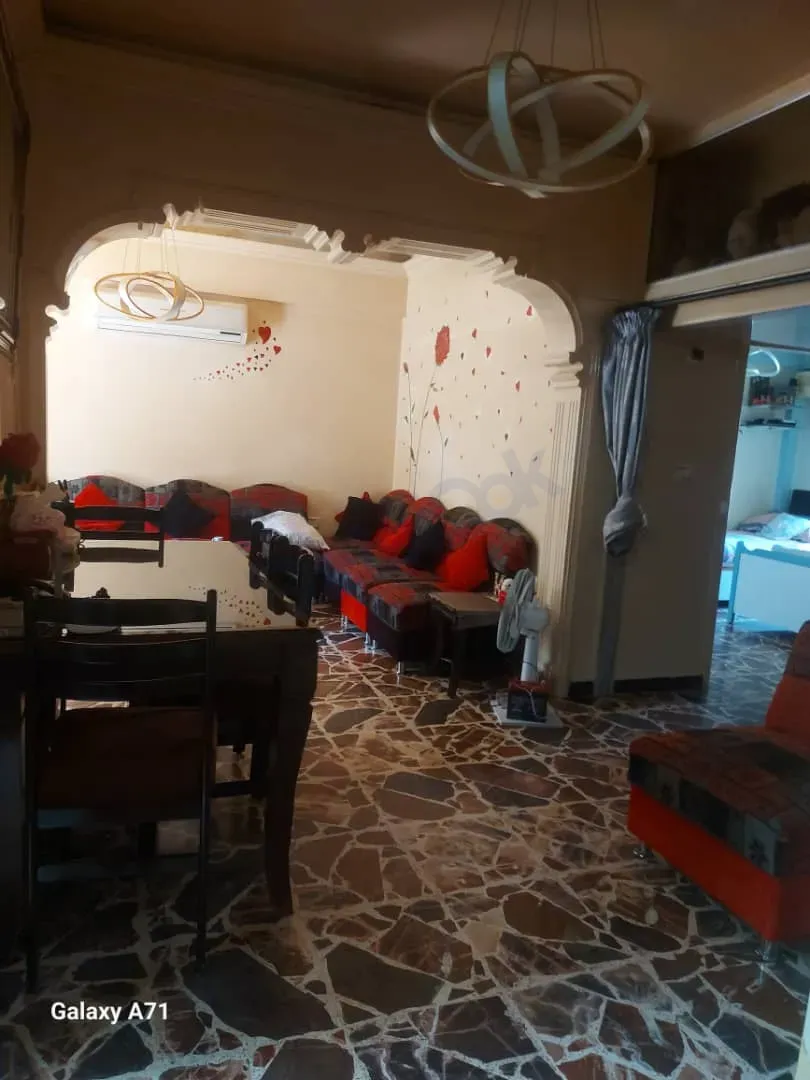 للبيع شقة مفروشة في موقع مميز بين شهبندر وسبع بحرات