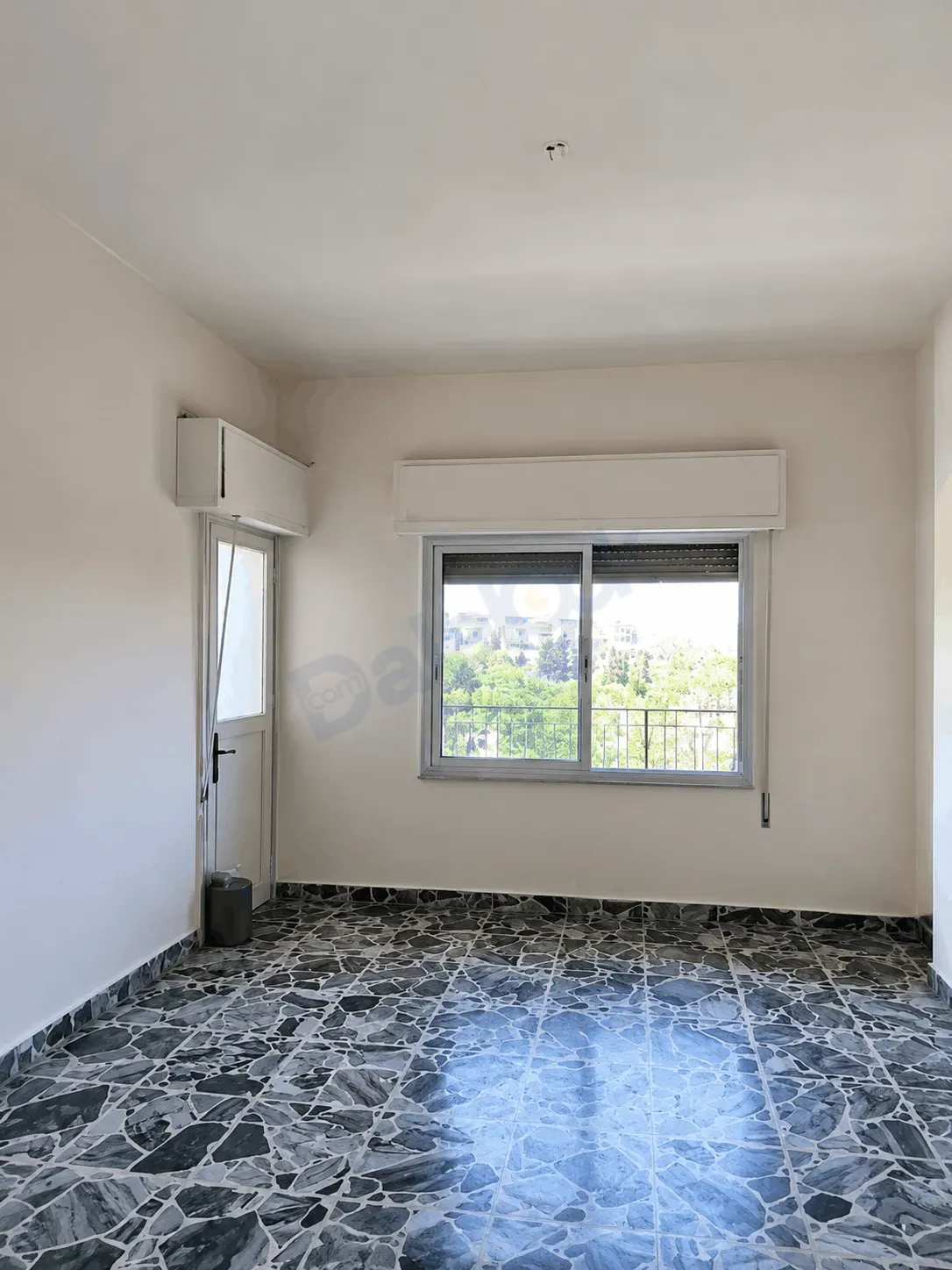 uploads/advertisements/images/للبيع_شقة_مميزة_في_المزرعة__2_-1785248149745.webp