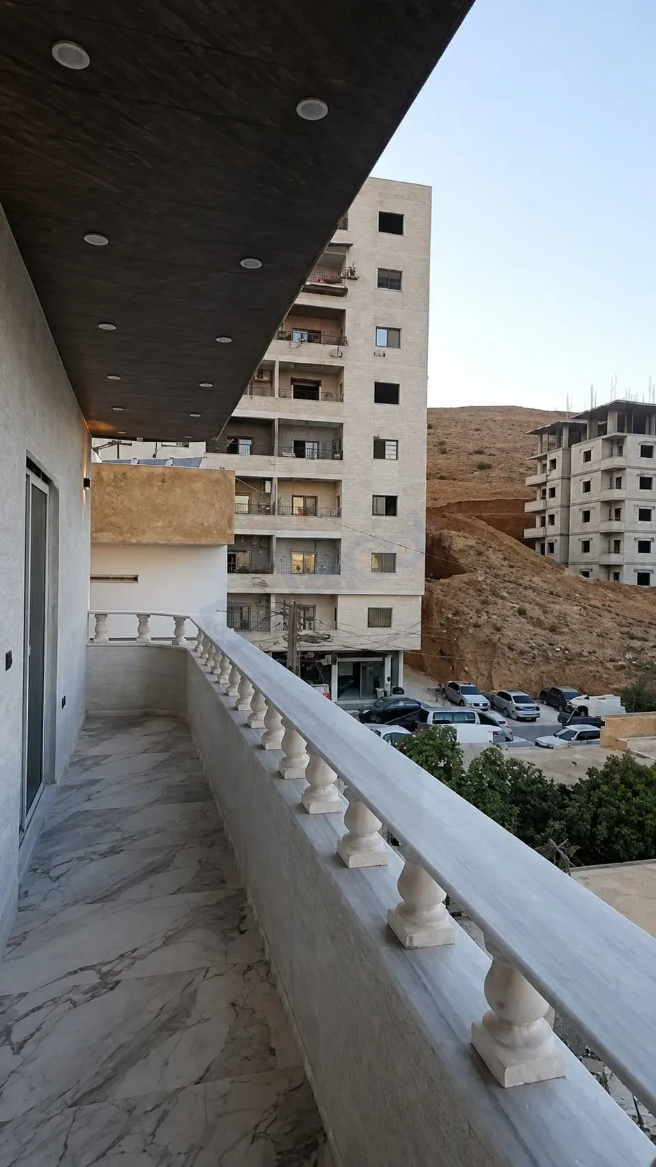 للبيع شقة مميزة في الهامة قرب موقف السكة