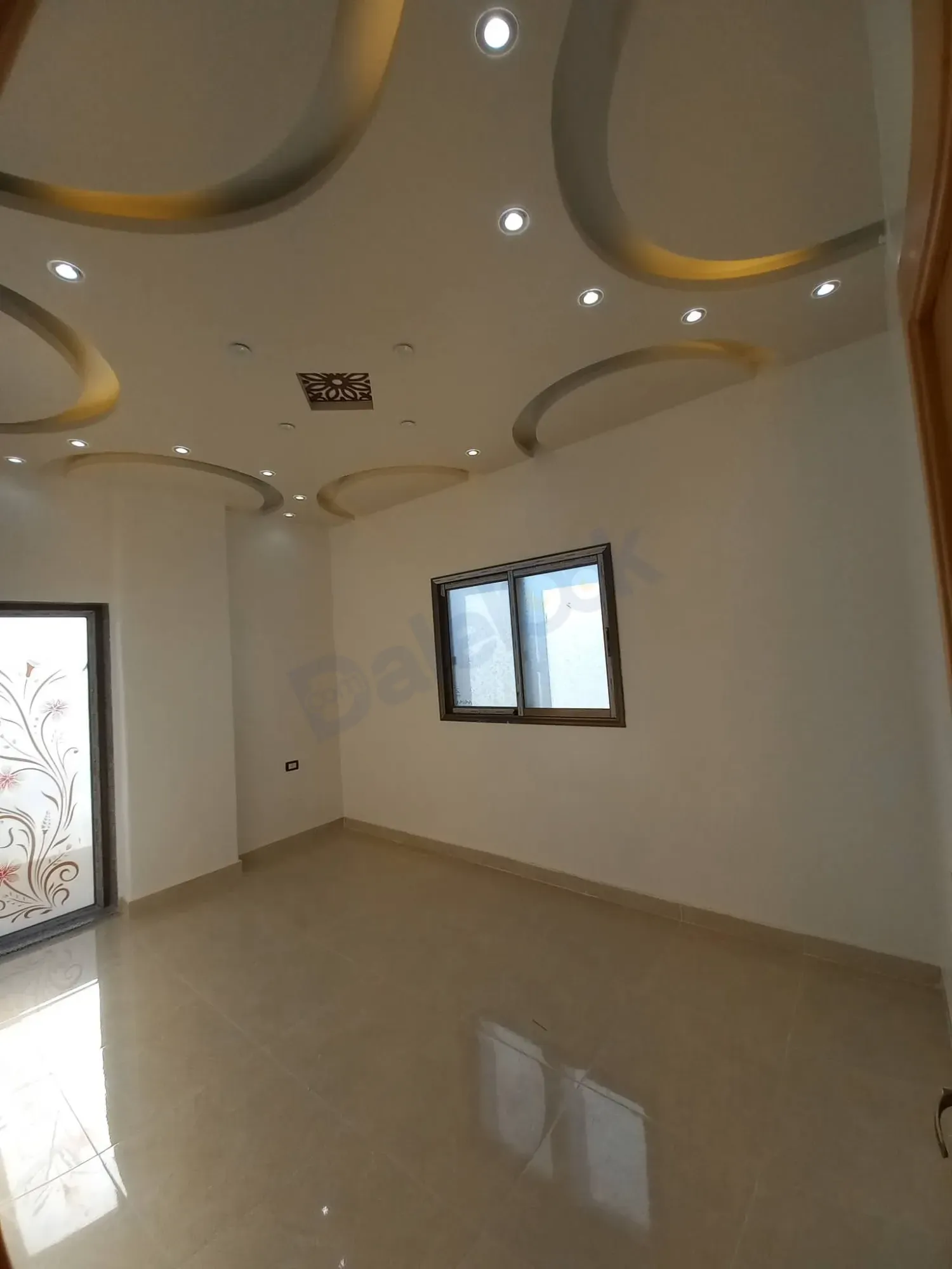 للبيع شقه بيت سحم  قريبه من دوار الجمل نسق تاتي عن الشارع