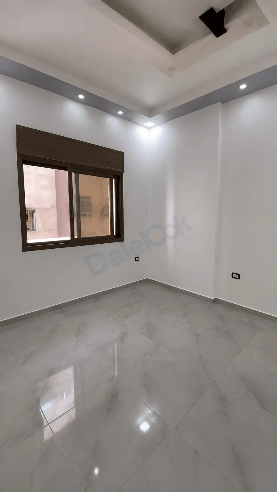 للبيع عقار يصلح سكني و تجاري في صحنايا