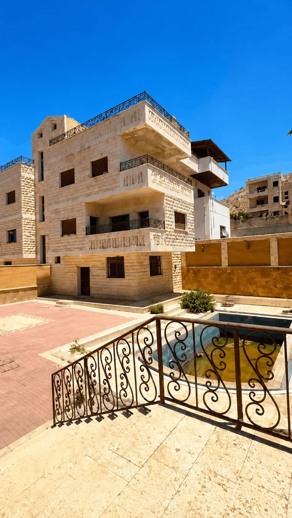 للبيع فيلا بمنطقة التكية _ مضايا