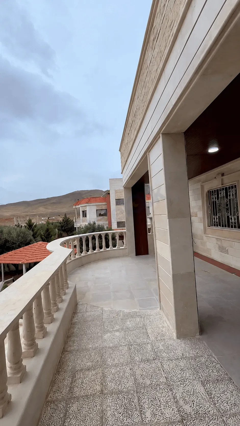 للبيع فيلا مع الفرش في يعفور