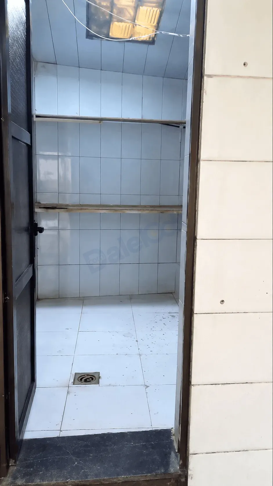 للبيع محل تجاري في باب توما
