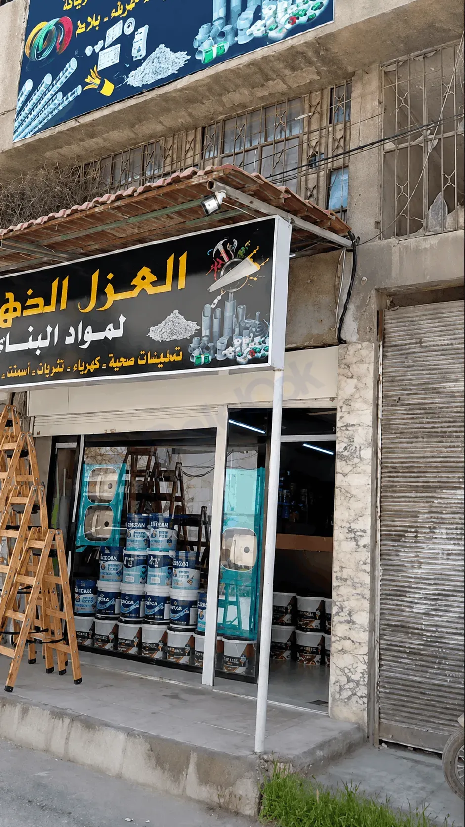 للبيع معمل مؤلف من تلات طوابق وسطح