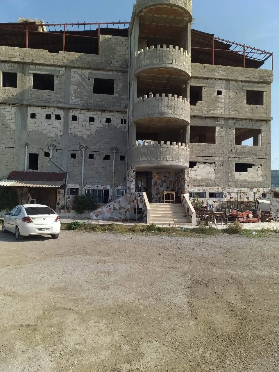 للبيع منتجع سياحي على اتستراد جبلة بانياس