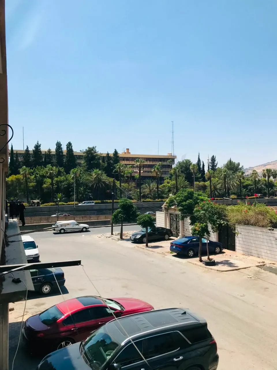 للبيع منزل اطلالة حلوة مع العفش غربي الميدان