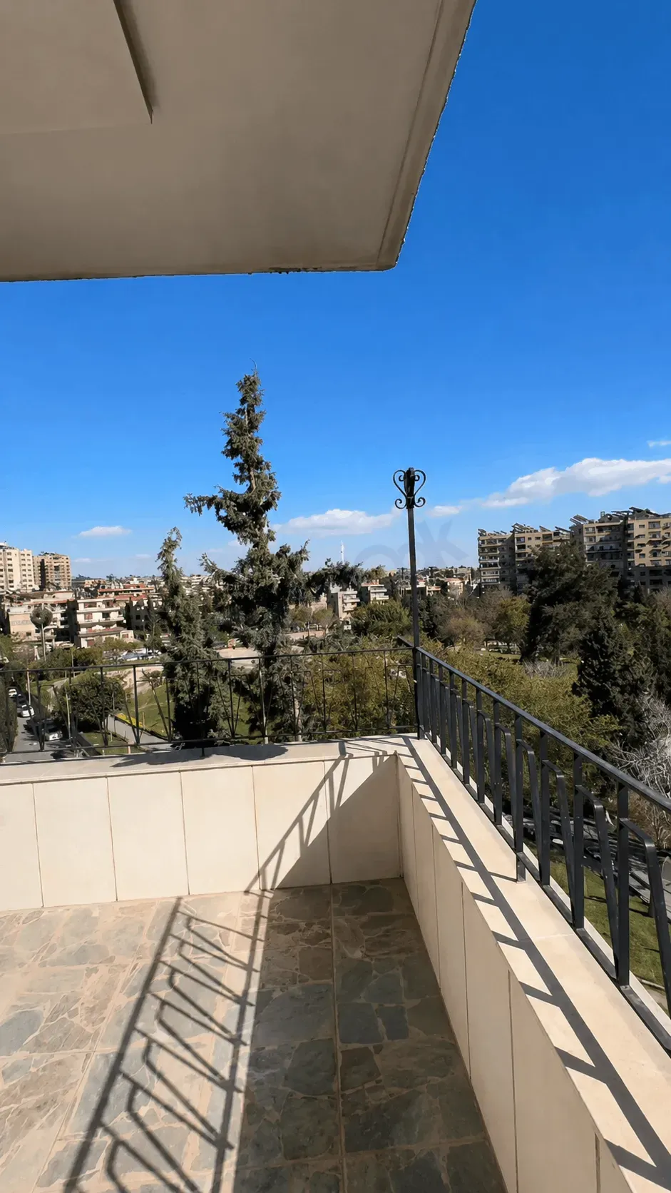 للبيع منزل سكني في التجارة جانب حديقة البط