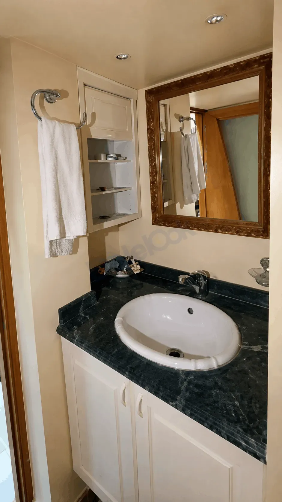 uploads/advertisements/images/للبيع_منزل_سكني_في_القصاع_برج_الروس__2_-1785018261266.webp