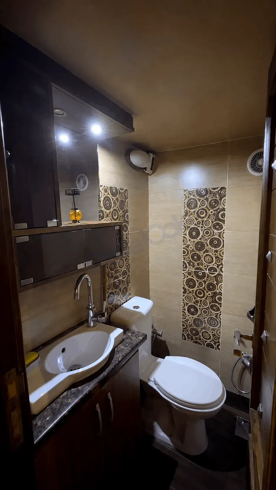 uploads/advertisements/images/للبيع_منزل_سكني_مفروش_في_التجارة__1_-1784833987594.webp