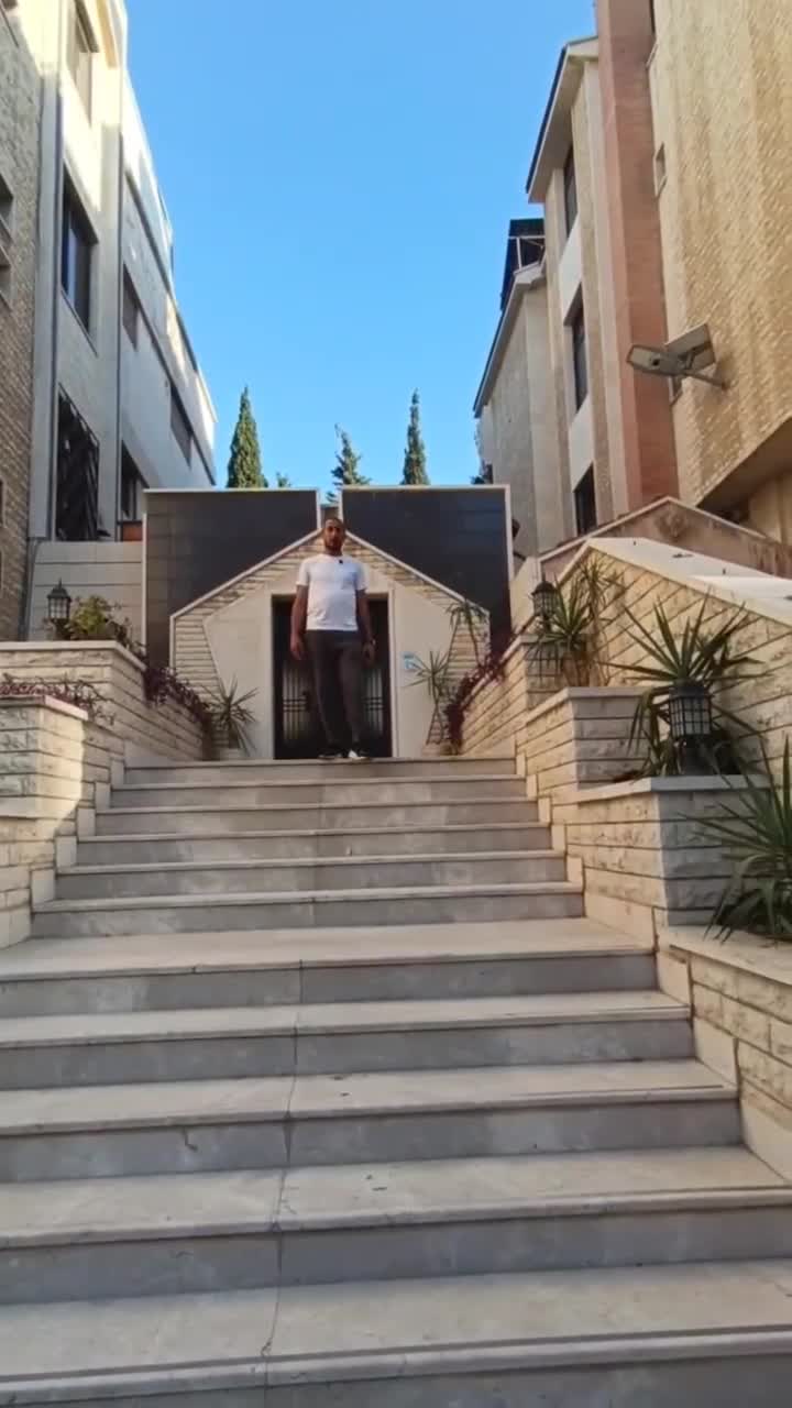 للبيع بناء مؤلف من ٣ طوابق في المزة فيلات الشرقيه.mp4