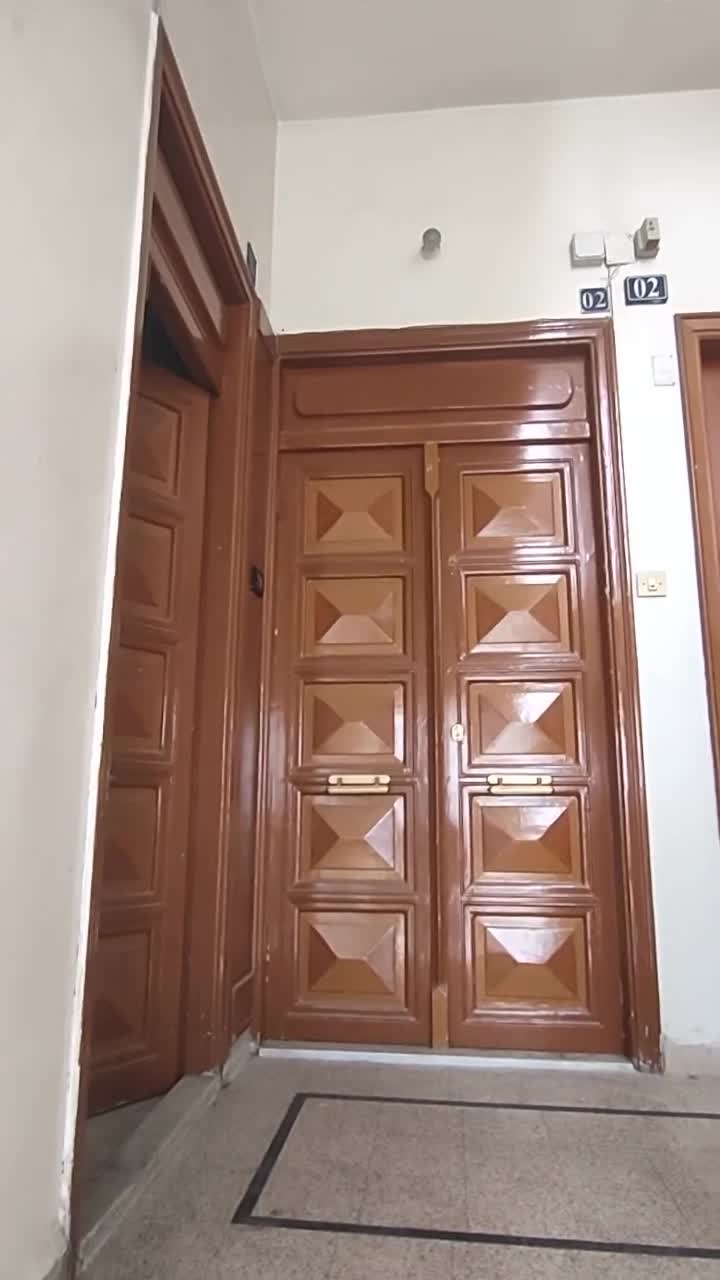 للبيع شقة واسعة في الشهبندر.mp4